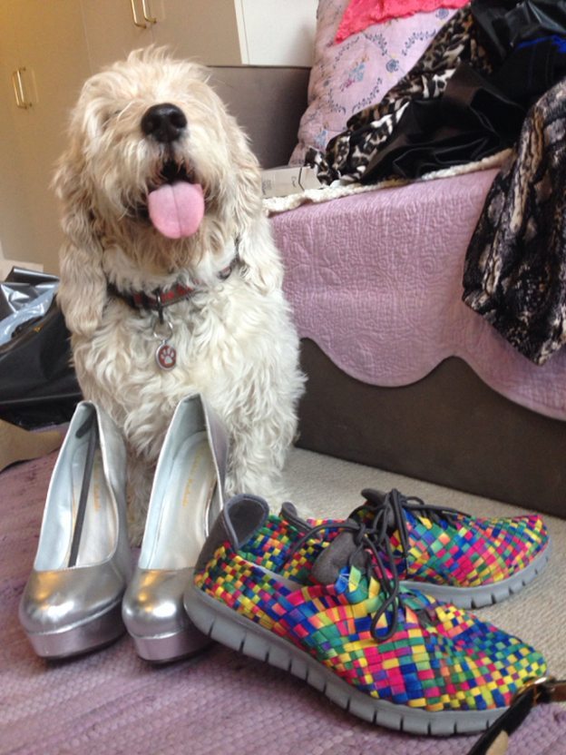 På en el-scooter kan man godt gå med høje hæle, eller