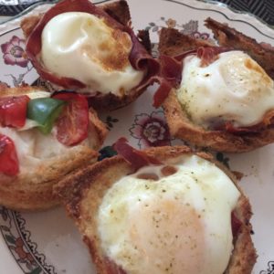 Fine morgenmuffins af glutenfrit toastbrød, æg og sager